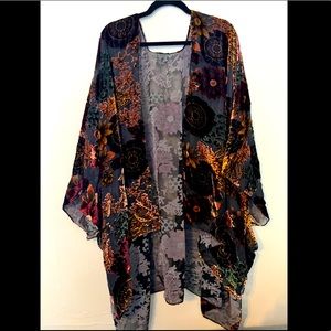 TORRID BURNOUT RUANA FLORAL BLACK AND WINE ONE SIZE